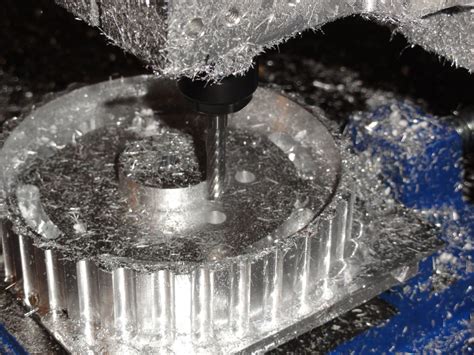 Aluminium frezen en bewerken met een CNC freesmachine .